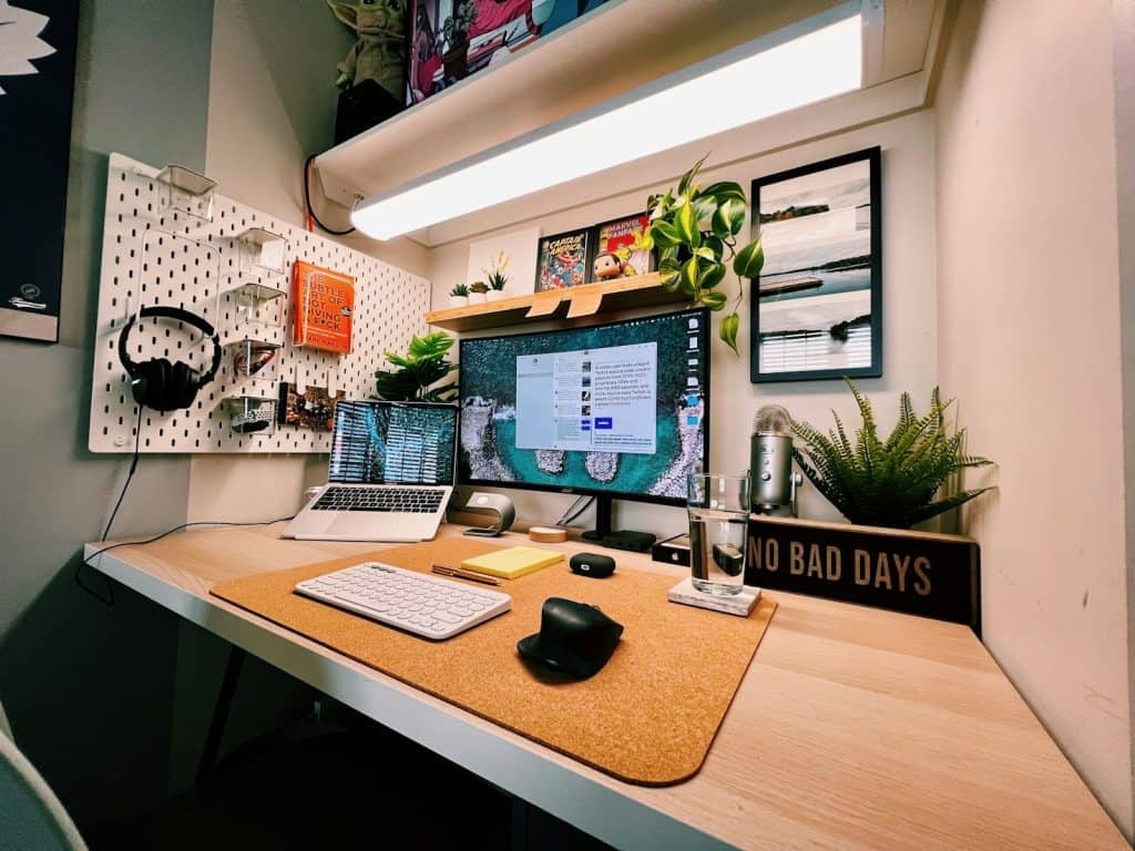Escritorio de productividad 2026 limpio y organizado con ordenador, teclado y mouse para trabajo remoto productivo