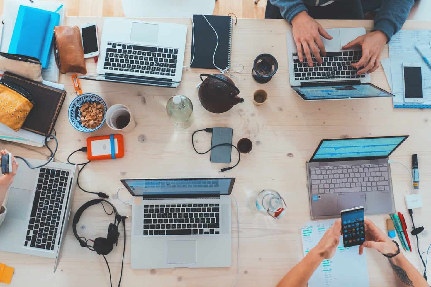 equipo usando sistema de productividad en Notion sin experiencia en laptos colaborativas