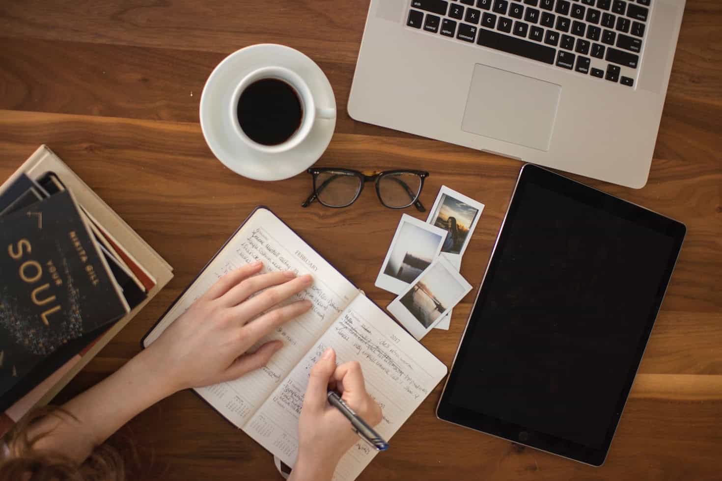 Espacio de home office con escritorio ordenado para máxima productividad en casa