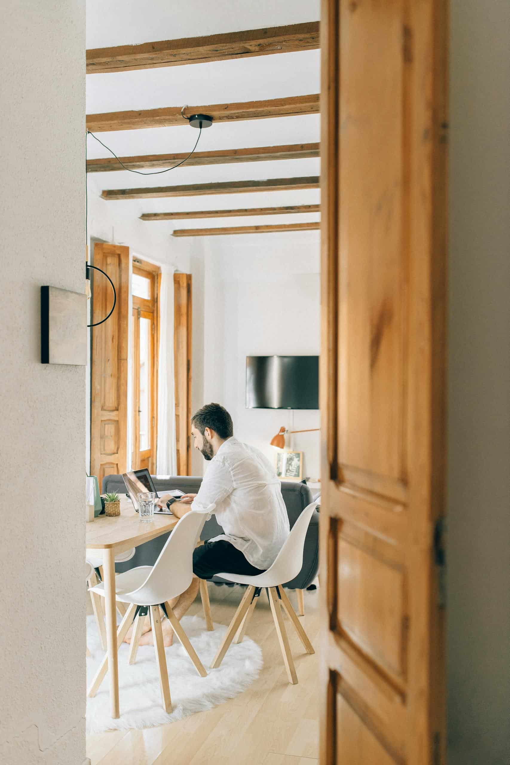 Man workingSistema de productividad 2026 Notion Todoist IA profesionales España in a stylish home office, showcasing a modern remote work environment.